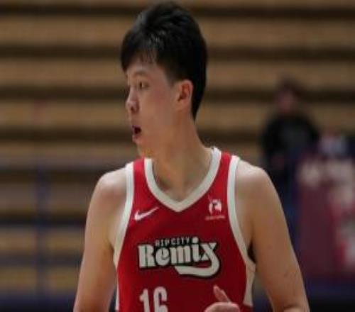 降維打擊！楊瀚森侵略拉滿屢獻(xiàn)精彩進(jìn)球半場10中7拿16分2板1帽