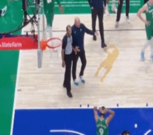 喋喋不休！基德因不滿裁判對弗拉格的吹罰追著理論慘遭驅(qū)逐