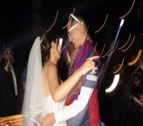 紅藍主題婚禮！墨西哥鐵桿巴薩球迷大婚，身穿10球衣致敬亞馬爾