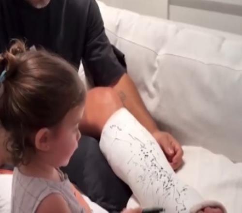 踢業(yè)余比賽致跟腱斷裂，阿圭羅曬康復(fù)視頻：“小棉襖”陪伴左右