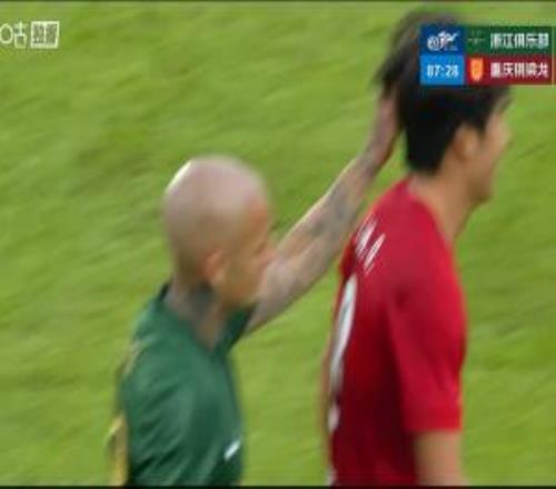 拉拽頭發(fā)染紅！熱議米特里策：不得紅牌不罷休啊很可能面臨追罰