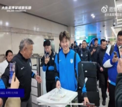 熱情！接機的大連球迷為今天滿19歲的楊銘銳送蛋糕，祝他生日快樂