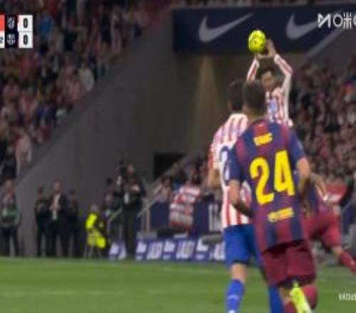 打篮球来了尼古拉斯冈萨雷斯双手拦截下过顶传球,被黄牌警告