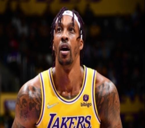 東契奇里夫斯常規(guī)賽報(bào)銷！霍華德曬紫金球衣照：若需我復(fù)出請(qǐng)告之