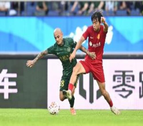 防到心態(tài)炸裂！22歲李鎮(zhèn)全鎖死米特里策，兩度被薅頭發(fā)讓后者染紅