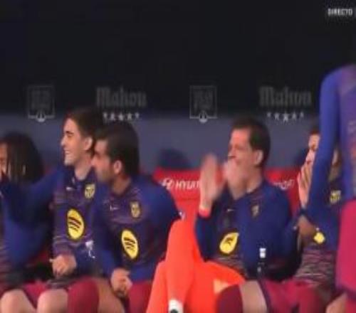 純來(lái)看球上半場(chǎng)看到岡薩雷斯手球領(lǐng)黃牌，3C翹二郎腿鼓掌大笑