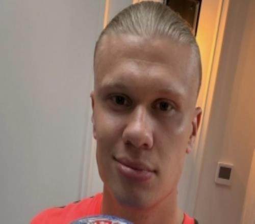 貝蒂內(nèi)利在比賽用球上寫字調(diào)侃哈蘭德：干得好，你這個大怪胎