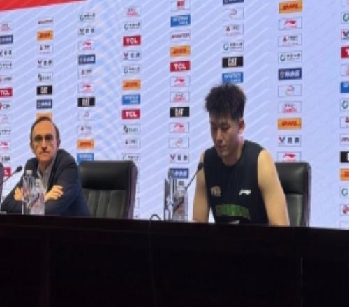 本場(chǎng)砍18分！烏戈：為張陳治鋒感到高興不介意給他更多成長(zhǎng)時(shí)間