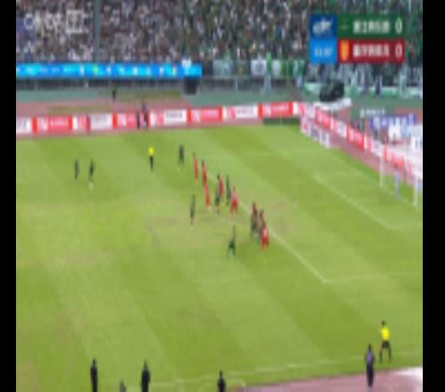 太痛了！米特里策任意球爆射擊中阮奇龍面部，隊醫(yī)迅速進場治療