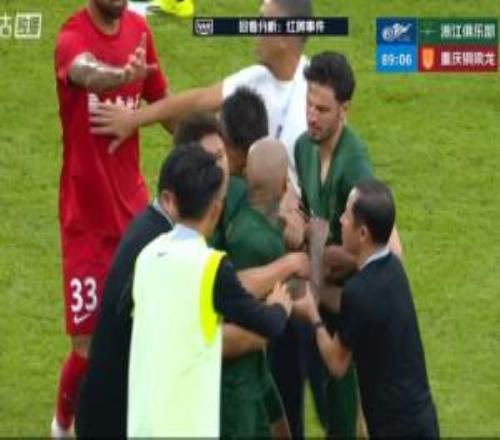 暴怒！米特里策拉李鎮(zhèn)全頭發(fā)染紅后還想沖上去，隊(duì)友趕緊把他拉住