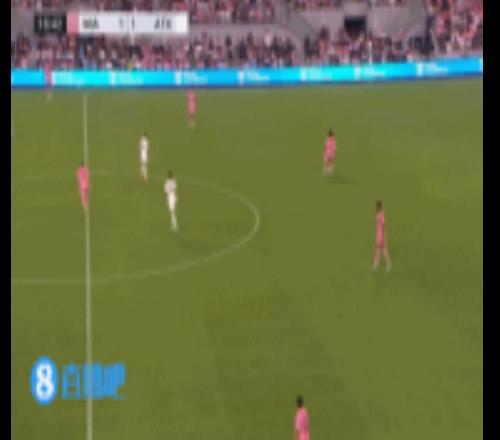 夢游德保羅先是帶球直接給對手，隨后又傳球隨意送給對面