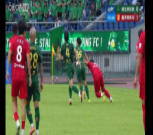 VAR未介入！李鎮(zhèn)全被米特里策回手薅了一把頭發(fā)，痛苦倒地