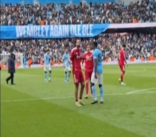 索博賽后向利物浦球迷聳肩攤手并要求鼓掌，被基耶薩制止并拉走