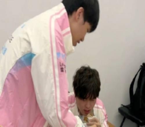 BLG分享選手后臺花絮：圈恩泡了泡面加腸版最后大家一起分食
