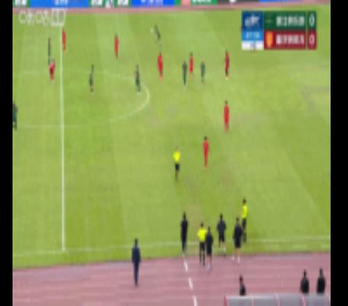 染紅！阮奇龍被米特里策踢倒，銅梁龍助教抗議被主裁紅牌罰下