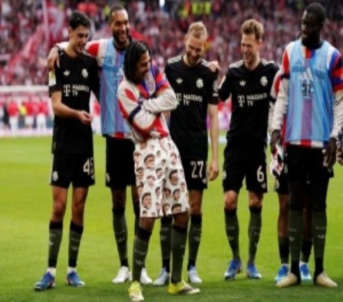 好基友！格納布里賽后慶祝時(shí)顯擺印滿格雷茨卡大頭照的花褲