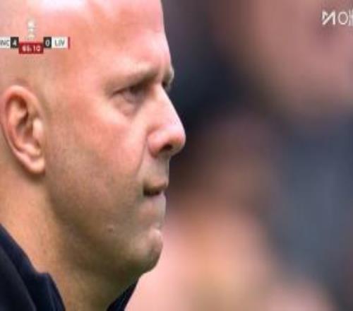 快咬出血了!萨拉赫点球被扑后,斯洛特死咬嘴唇