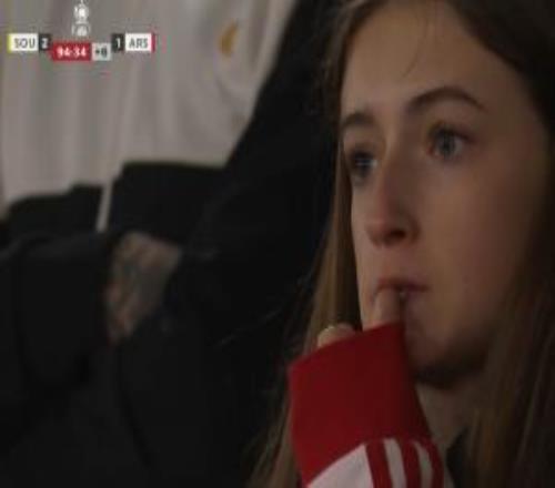 槍迷落淚！阿森納被絕殺，小球迷拿衣角抹淚，女球迷眼眶泛紅