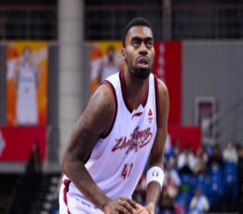 內(nèi)線無敵！約翰遜20中14狂砍33分21板14個(gè)前場板比福建全隊(duì)多5個(gè)