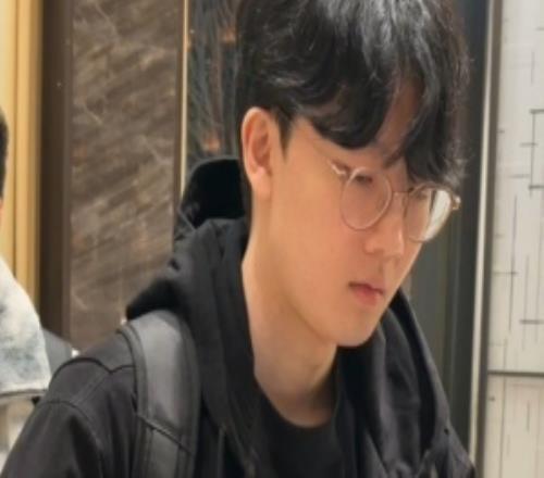 BLG官方分享Viper的出差OOTD：BLG冠軍T恤帶貨中