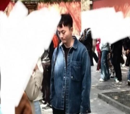 跟生活對線去了！網(wǎng)友分享偶遇Light在寺廟游玩照片