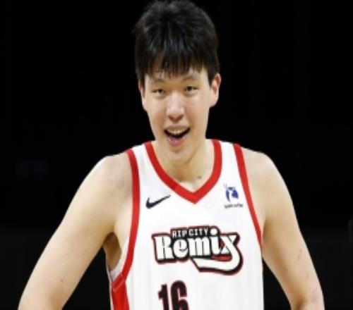 解说：混音是没啥战术的球队但G联赛的锻炼对杨瀚森还是很有帮助