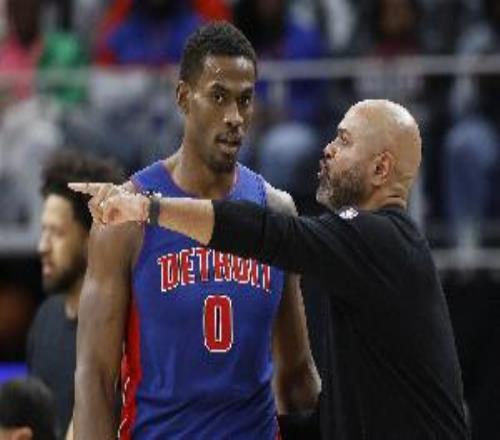 靠的是整體！活塞半場(chǎng)11人輪換全部有得分入賬領(lǐng)先76人11分