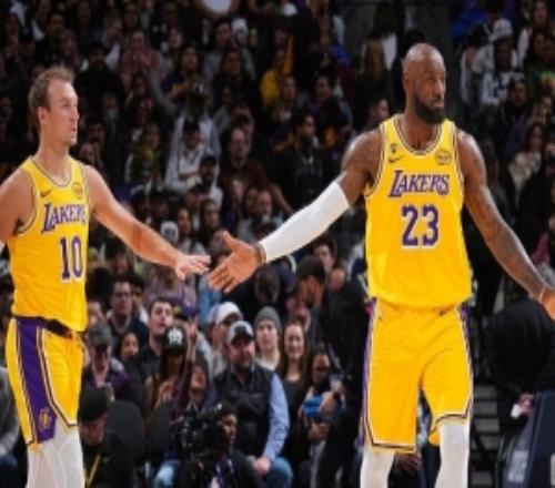 湖人本場(chǎng)首發(fā)陣容以及第二節(jié)初的陣容組合本賽季此前從未使用過