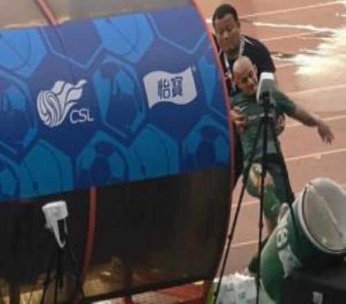 沖動！米特里策染紅后想沖進球場被帶離，離場前還怒踹贊助商水桶