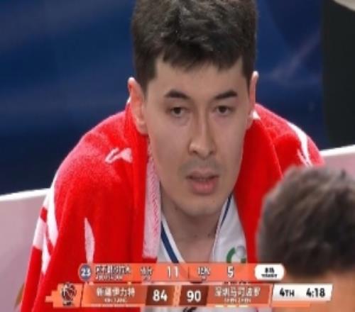 最后決戰(zhàn)只能看著了！阿不都沙拉木背后掏球犯規(guī)五犯離場被換下