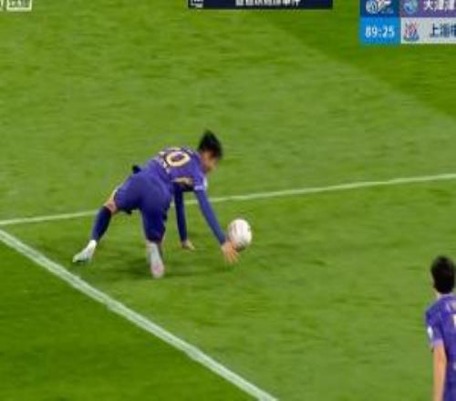 津媒：滑倒送点的季胜攀赛后落泪，津门虎休息室内气氛非常压抑