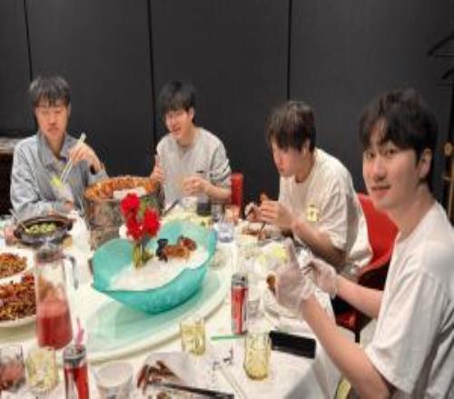 BLG分享賽后聚餐趣事：丹尼把身上的小棉襖給Bin穿