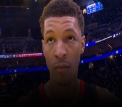 上一場被阿門誤傷的小賈中場接受采訪右眼眶布滿血絲