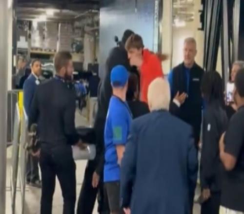 傳承！詹姆斯輸球后主動(dòng)與弗拉格在球員通道里擁抱