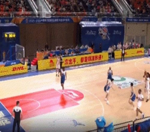 不難的不進(jìn)！深圳外援史密斯高難度半場(chǎng)三分壓哨命中此前僅7中1