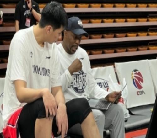 倾囊相授！广州主教练内特米切尔又一对一地给徐昕看录像上小课