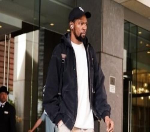 火箭眾將OOTD：申京&小賈巴里&伊森人手一個挎包杜蘭特氣質(zhì)依舊