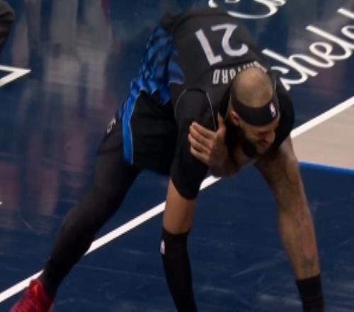 望無大礙！加福德拼搶籃板時右肩扭傷隨后退出今日比賽