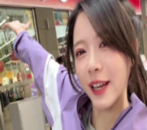 駱歆分享視頻跟小薇一起徒步：沒有城市喧囂，只有風聲、腳步聲和自己