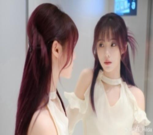 LPL女主持小鈺曬照：裝作都市麗人bushi