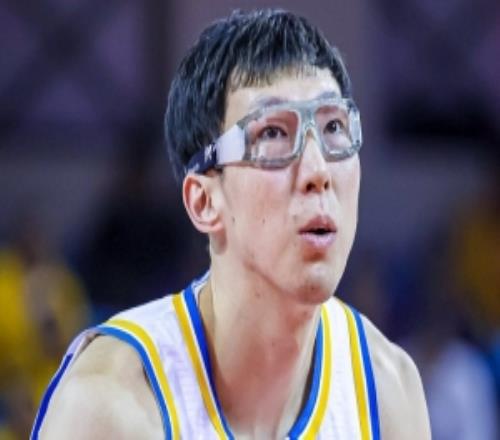 周琦出戰(zhàn)26分鐘3中1&罰球10中6拿到8分7板4助1斷2帽正負(fù)值+23