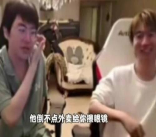 姿態(tài)：孫大勇也是偏朱開那一類的教練，他倒不點外賣，給你擦眼鏡