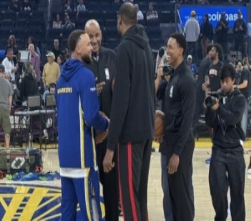 昔日黃金搭檔！火勇對決賽前杜蘭特與庫里互動相談甚歡