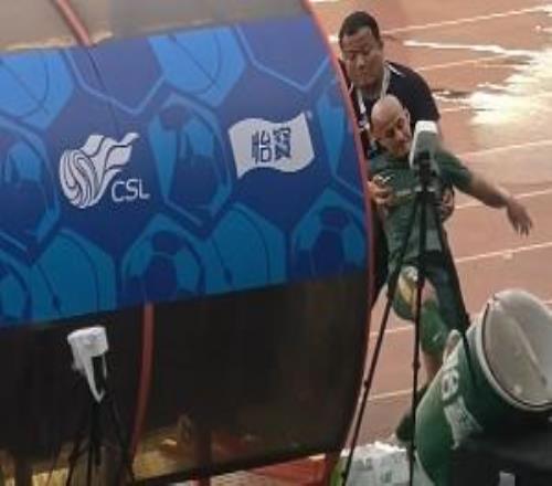 攤上事了米特里策怒踹贊助商水桶在中超有先例，多人遭罰款禁賽