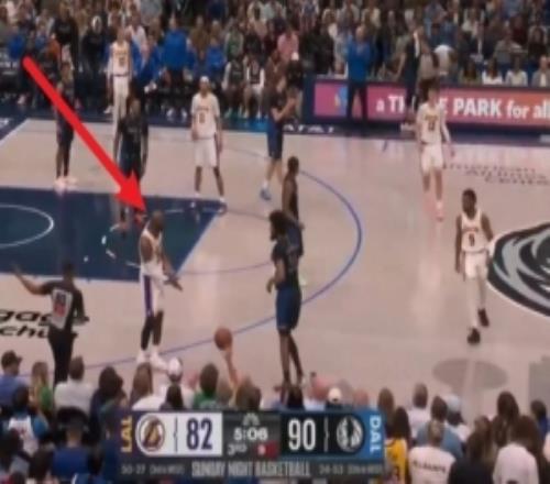 场上教学！布朗尼抛传老爹被巴格利破坏詹姆斯示意儿子应该击地