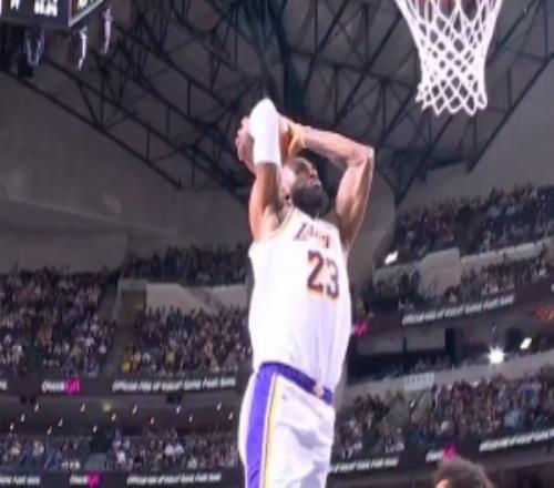 依舊飛天遁地！詹姆斯中路突擊騰空暴起滑翔雙手炸筐