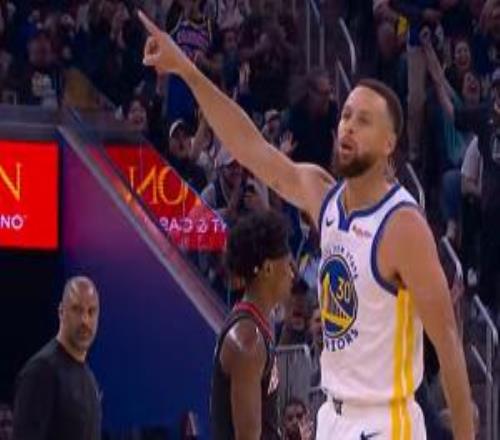 我回来了!库里迎着杜兰特超远三分拆炸弹复出后首球点燃主场