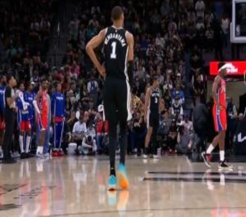 更衣室二进宫！半场没完文班叉着腰&摸着腿本场第二次返回更衣室