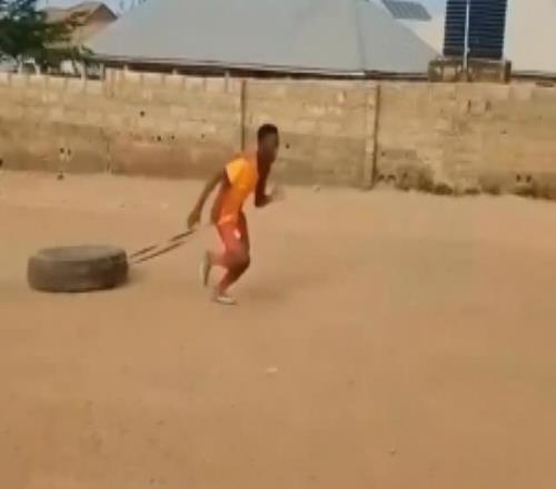 尼日利亞小伙身穿加拉塔薩雷球衣訓(xùn)練，俱樂部贊助商邀請(qǐng)他觀賽