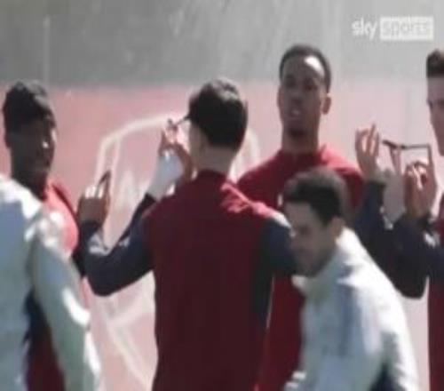 球員手抵著筆訓(xùn)練！塔帥：這關(guān)乎傳遞的信息，具體含義是內(nèi)部的事